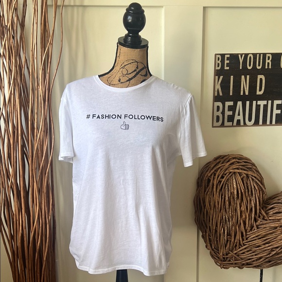Zara White Graphic Tee #Fashion Followers - Picture 1 of 8